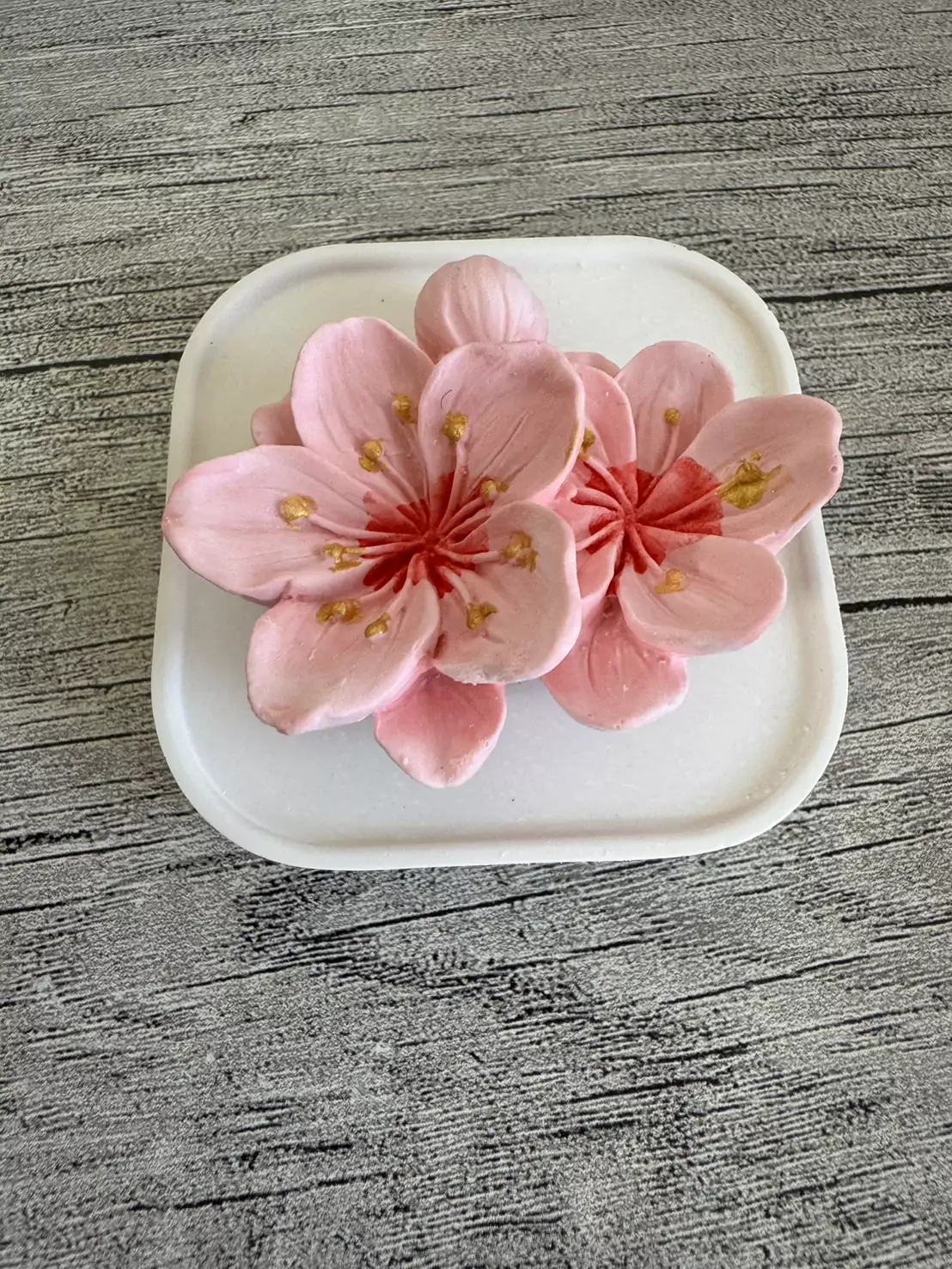 學校製作代表桃園桃花形狀的擴香石