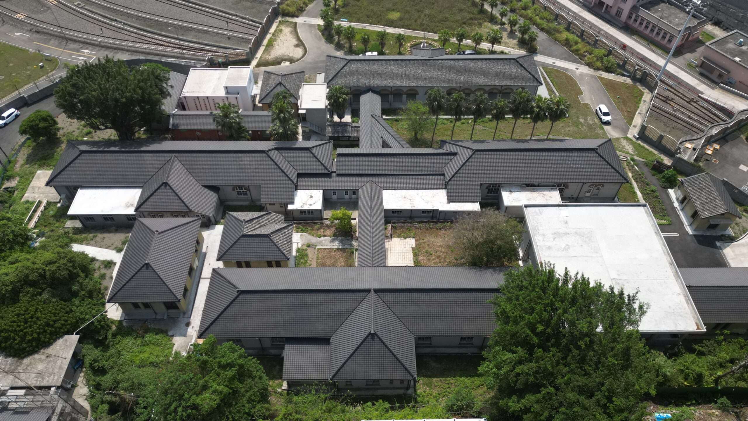 樂生園區於2009年被列為世界遺產潛力點之一，獨特的王字型建築，乘載當年疫病控制與收 scaled