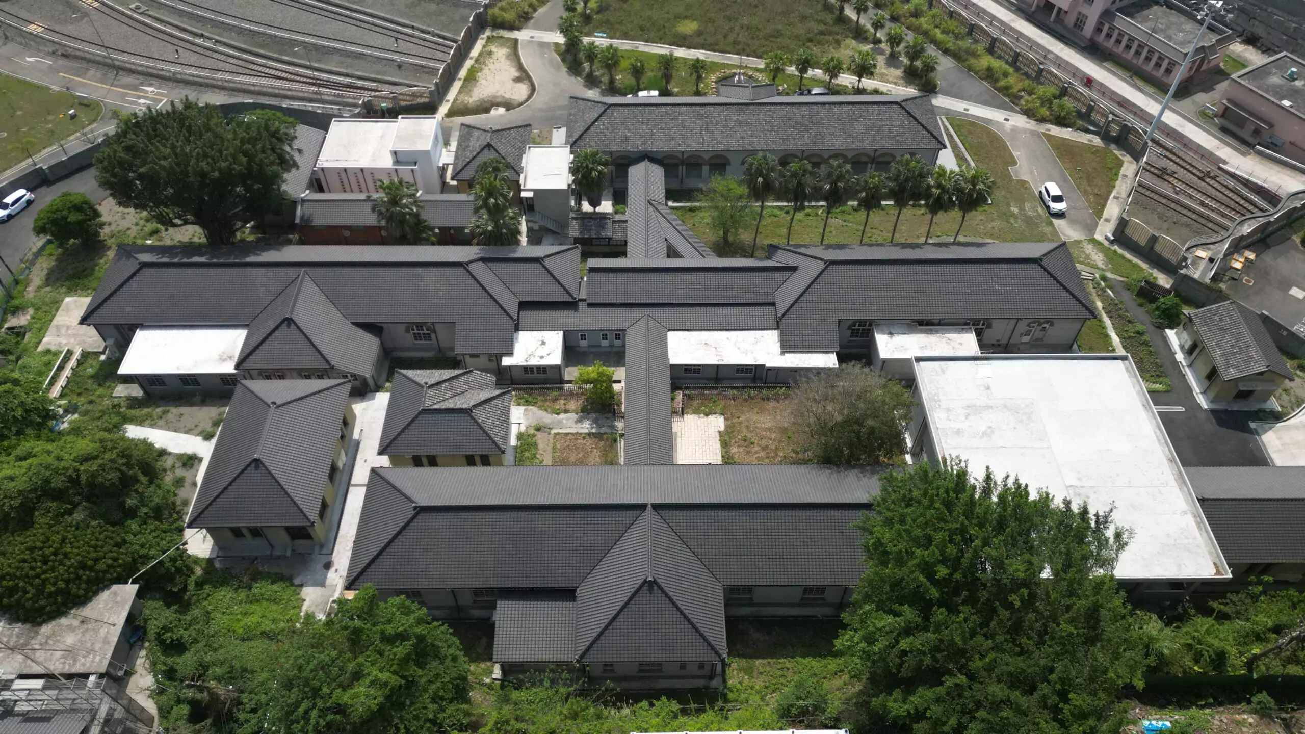 樂生園區於2009年被列為世界遺產潛力點之一，獨特的王字型建築，乘載當年疫病控制與收 scaled