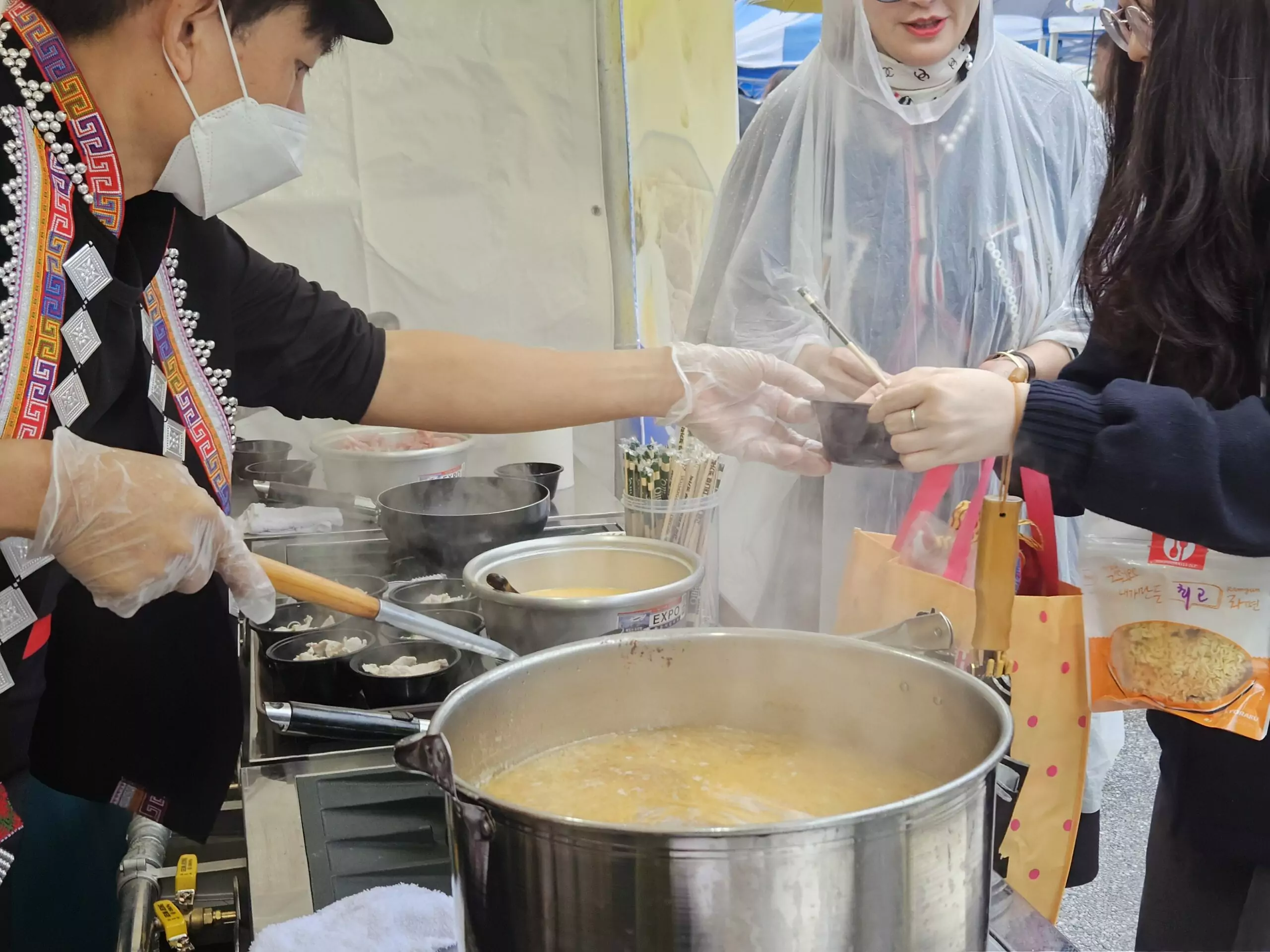桃園米干驚艷韓國拉麵慶典 展現滇緬泰文化之美 民眾排隊享用米干 0 scaled