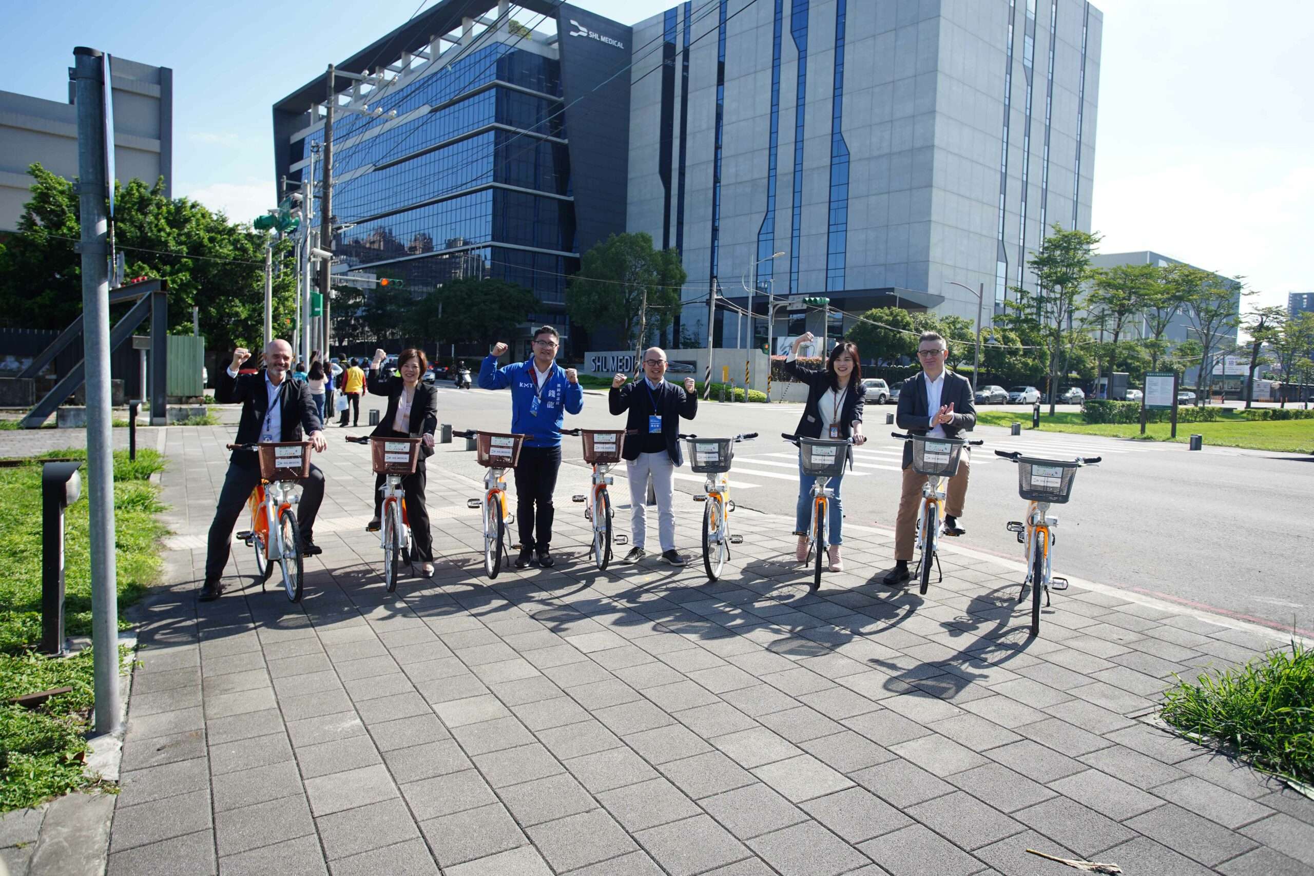 響應低碳綠色運輸並回饋在地社區 瑞健醫療捐贈並啟用YouBike站點 瑞健前合照 scaled