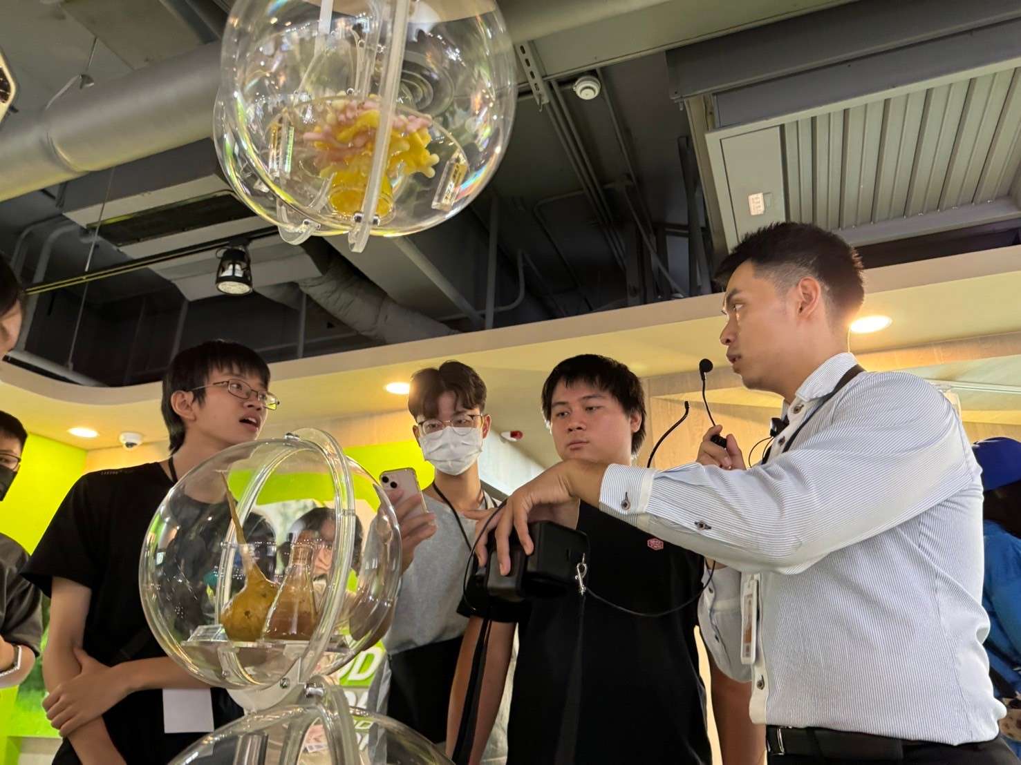 與葡萄王生技股份有限公司合作，讓學員參訪食品生產線，了解健康食品的製作過程 0