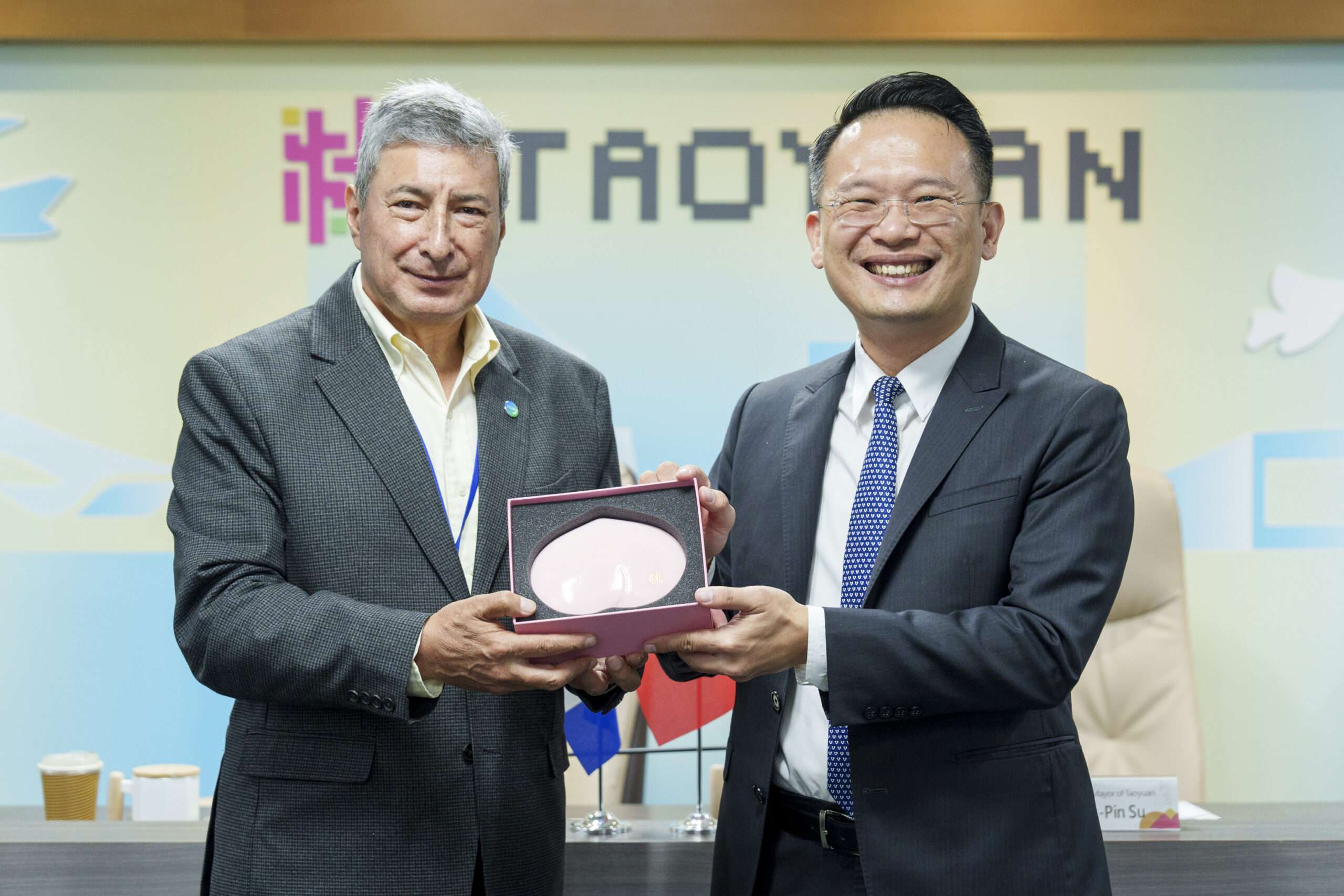 桃園與瓜地馬拉、貝里斯深度交流 共探環境永續合作契機 蘇副市長致贈伴手禮「甜滿心桃」大桃盤禮盒與訪團 0 scaled