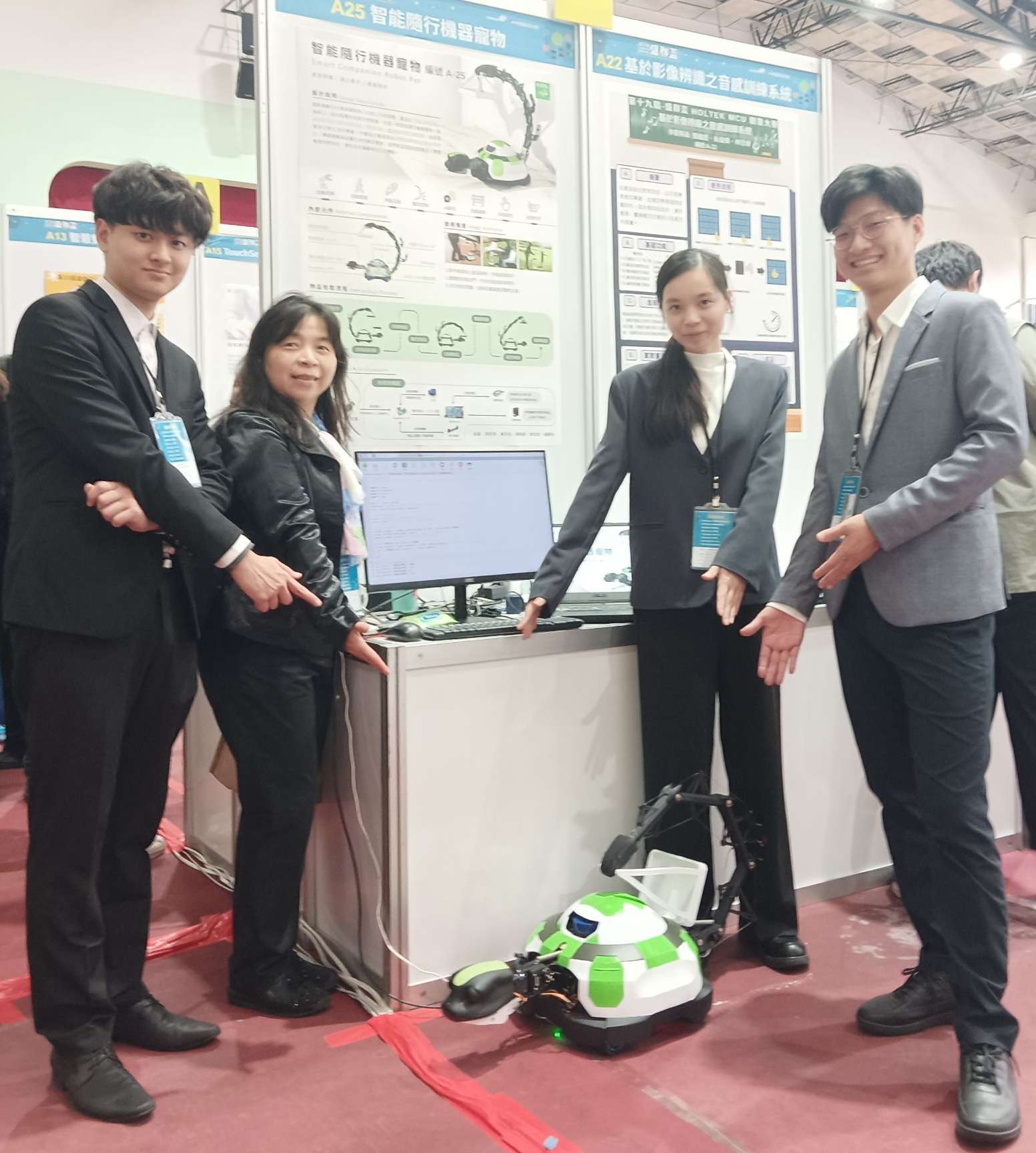 04 「智能隨行機器寵物」針對長者需求設計，歷經改良與優化具備拾取物品、自動跟隨與 0