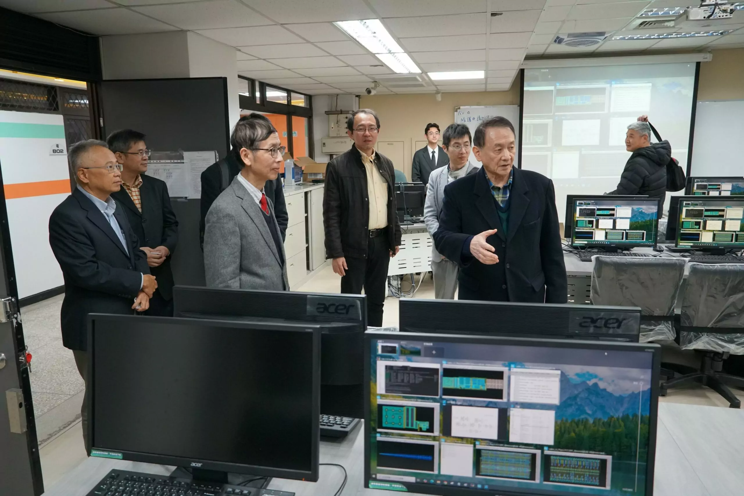 04 中原大學電機資訊學院積體電路共構實驗室啟用，董事長張光正等人參觀空間設備。 0 scaled