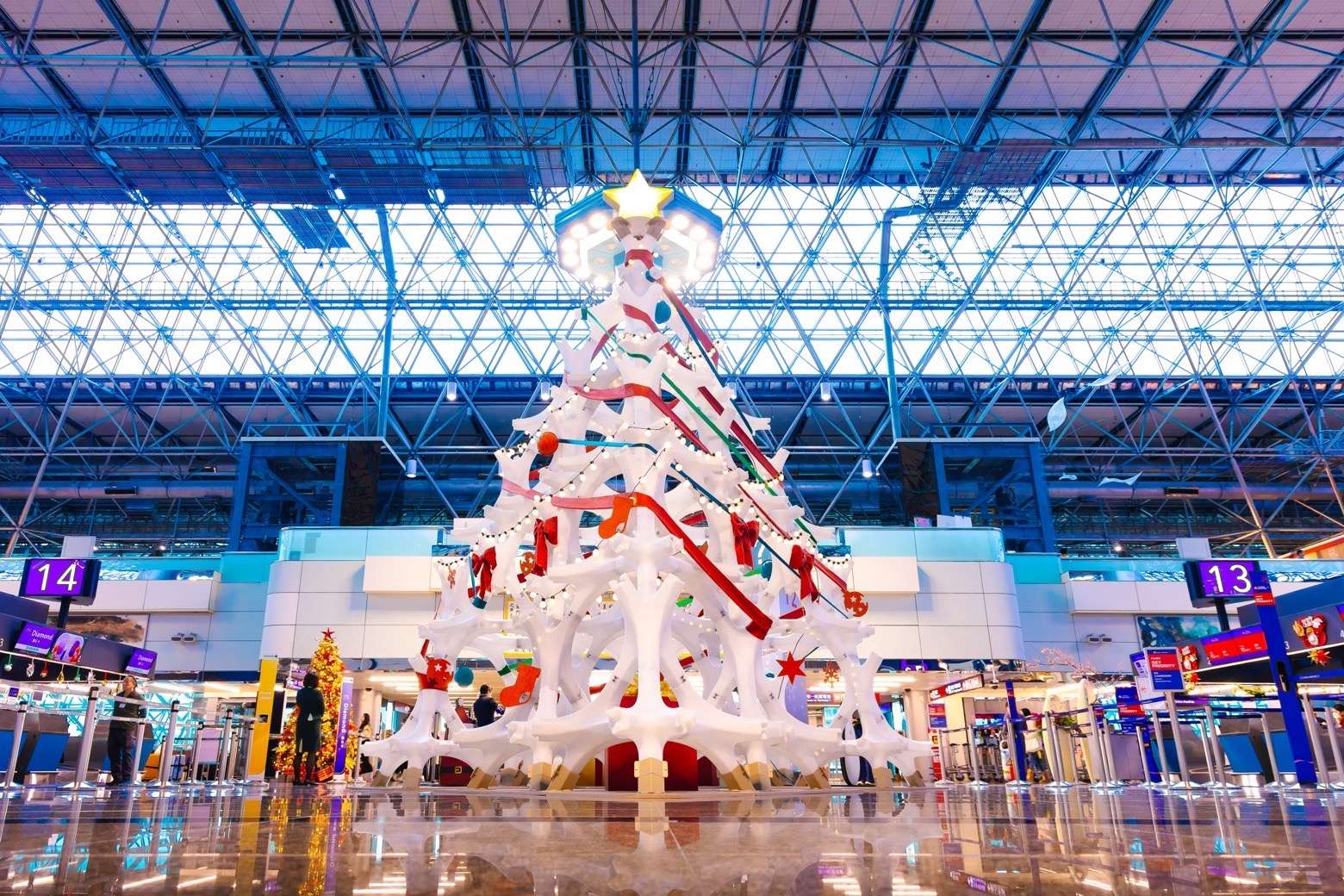 桃機落實減碳 回收材料打造7公尺高夢幻耶誕樹 1 11
