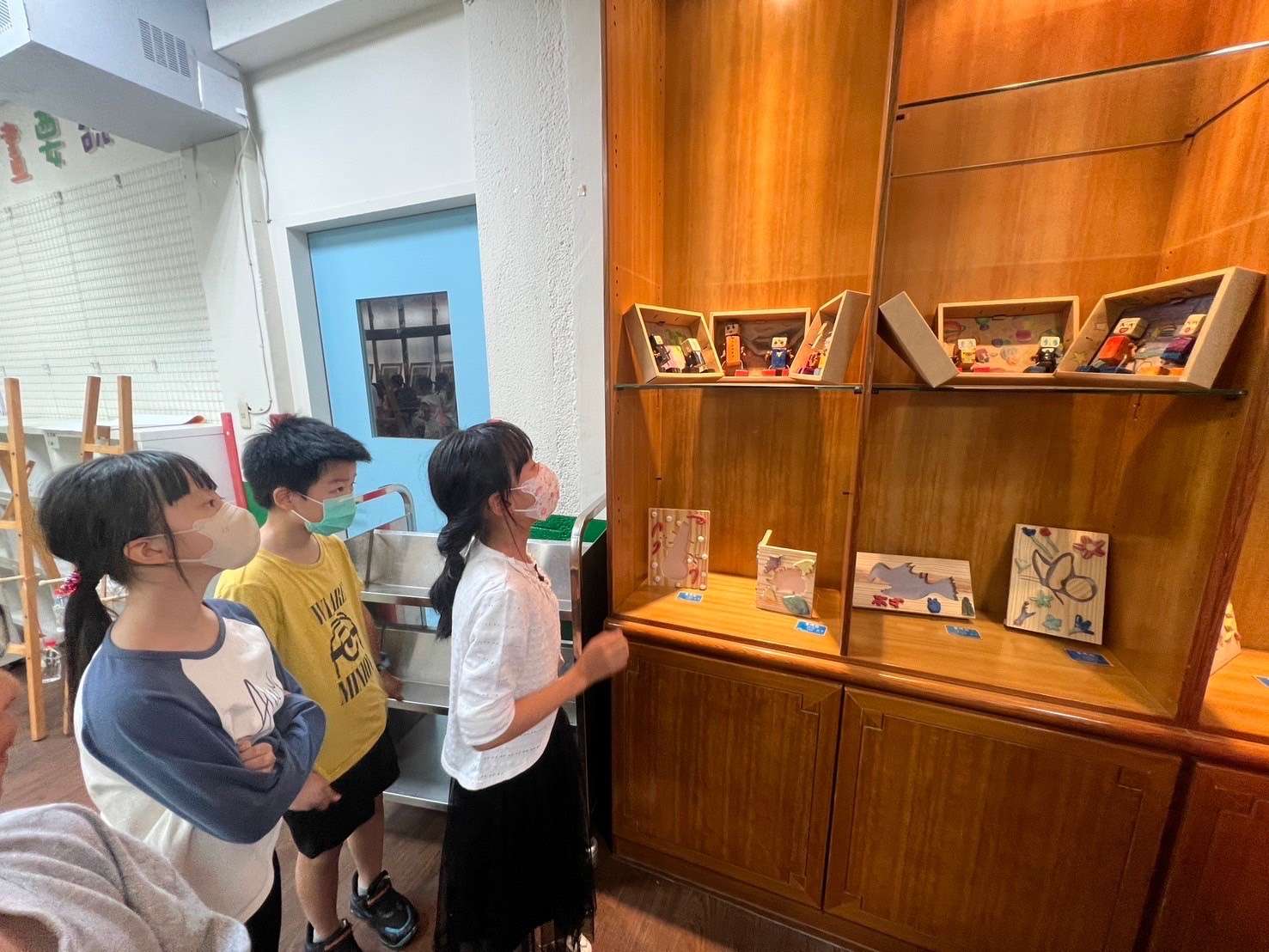 平鎮山豐國小美術班聯展登場 展現學子藝術回憶 112129 0