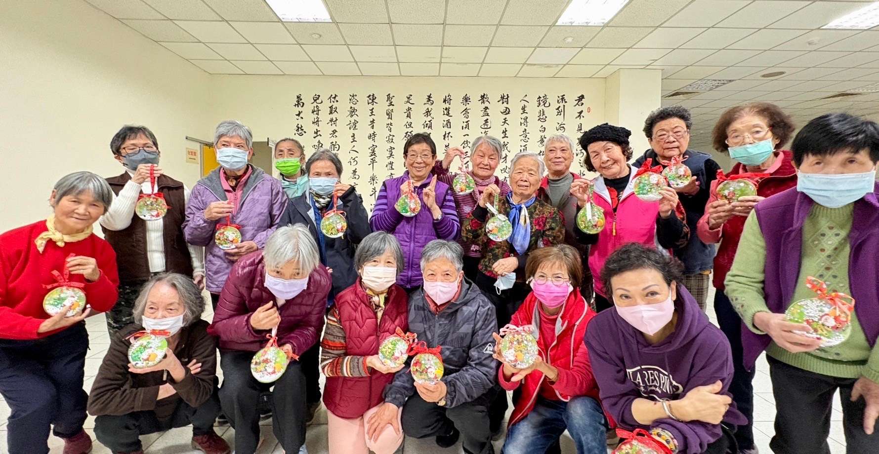 北榮桃園分院舉辦DIY活動 長輩親手製作歡樂聖誕球 12
