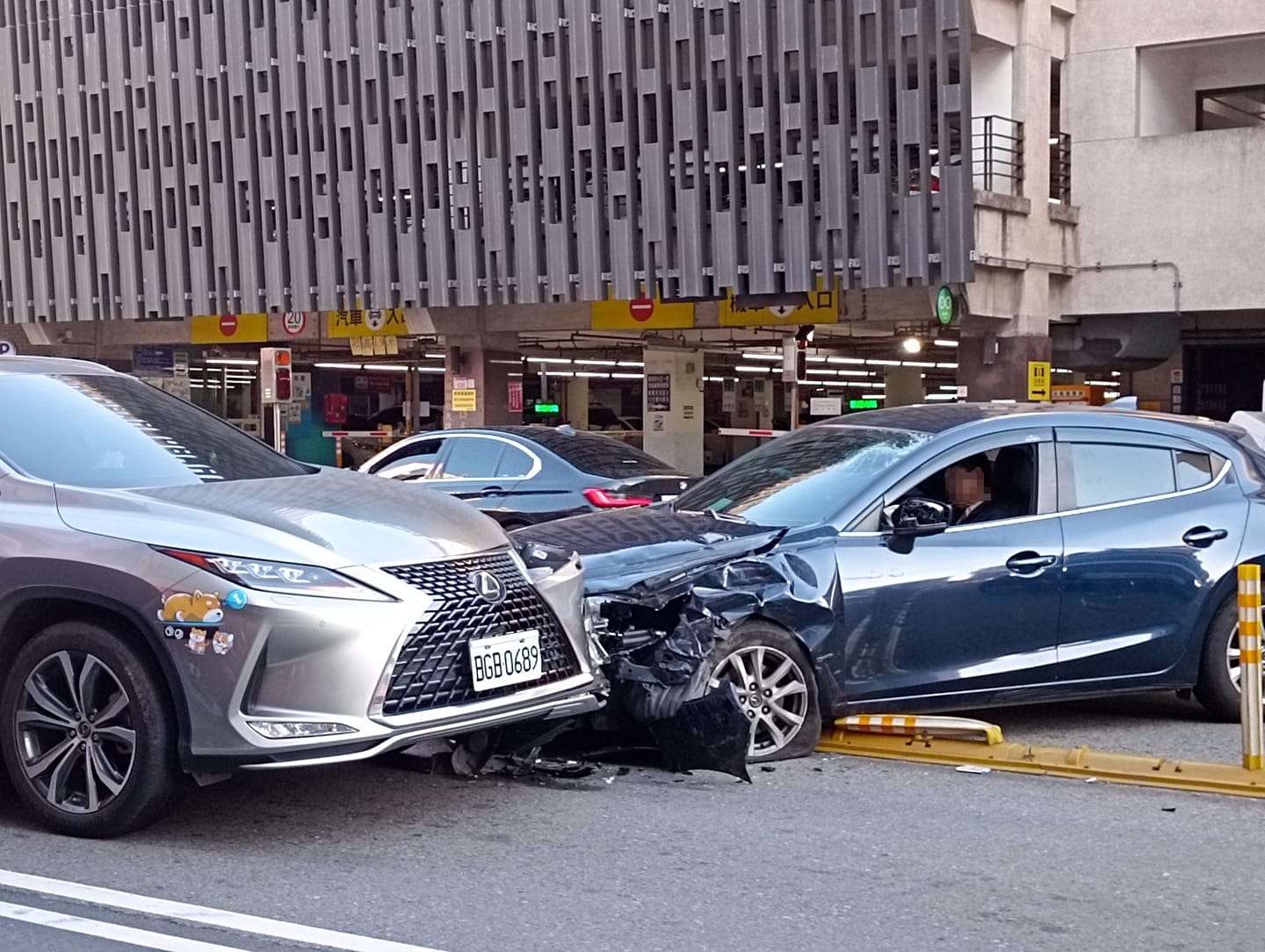 中壢自小客詭偏猛撞對向 1車停等紅燈慘遭波及 1733277894912