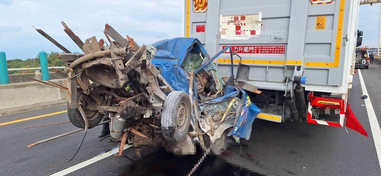 台61大型車連環撞!小貨車慘成廢鐵 1死3送醫搶救 1733300925212