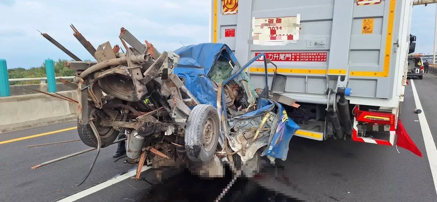 台61大型車連環撞!小貨車慘成廢鐵 1死3送醫搶救 台61大型車連環撞!小貨車慘成廢鐵 1死3送醫搶救