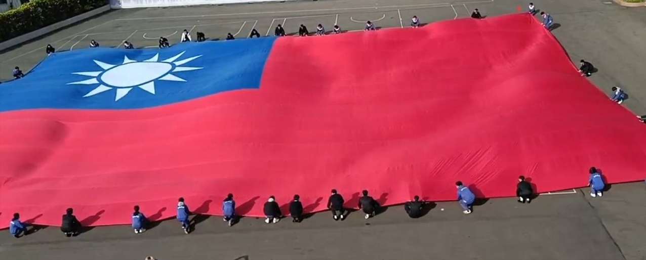 桃園13區同步舉辦元旦升旗 中壢巨幅國旗升空迎新年 1735104983980