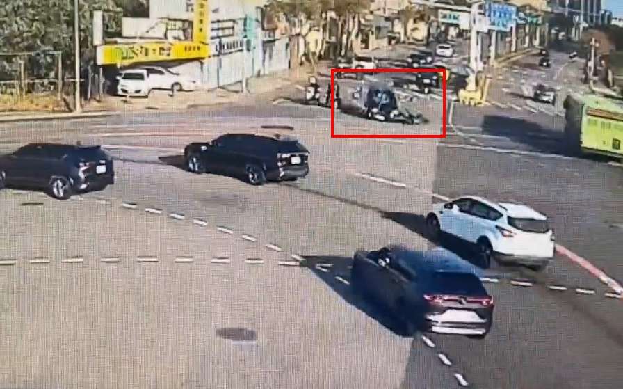 【有片】吵架心情差!桃園男開車四處撞 2騎士倒地受傷 1735453657303