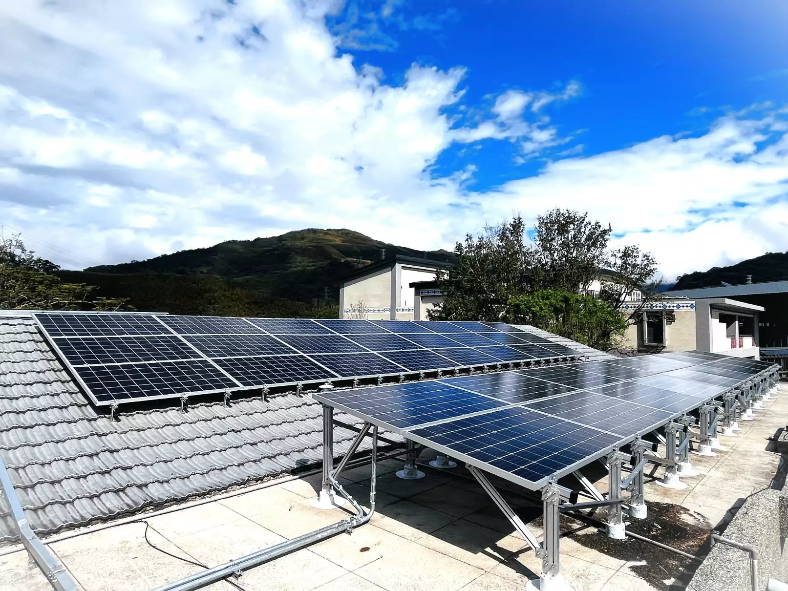 2.於羅浮高中及羅浮國小各建置一套5KWp自發自用的「防災型太陽光電發電示範系統」。提