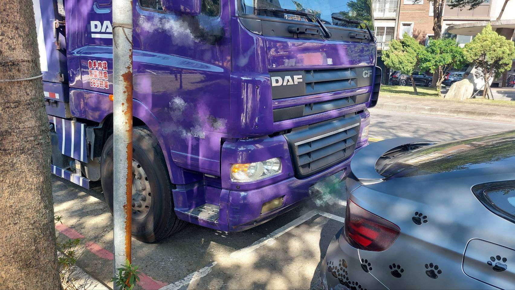 桃園死亡車禍!大貨車、微電車碰撞 騎士當場倒地亡 2020763 0