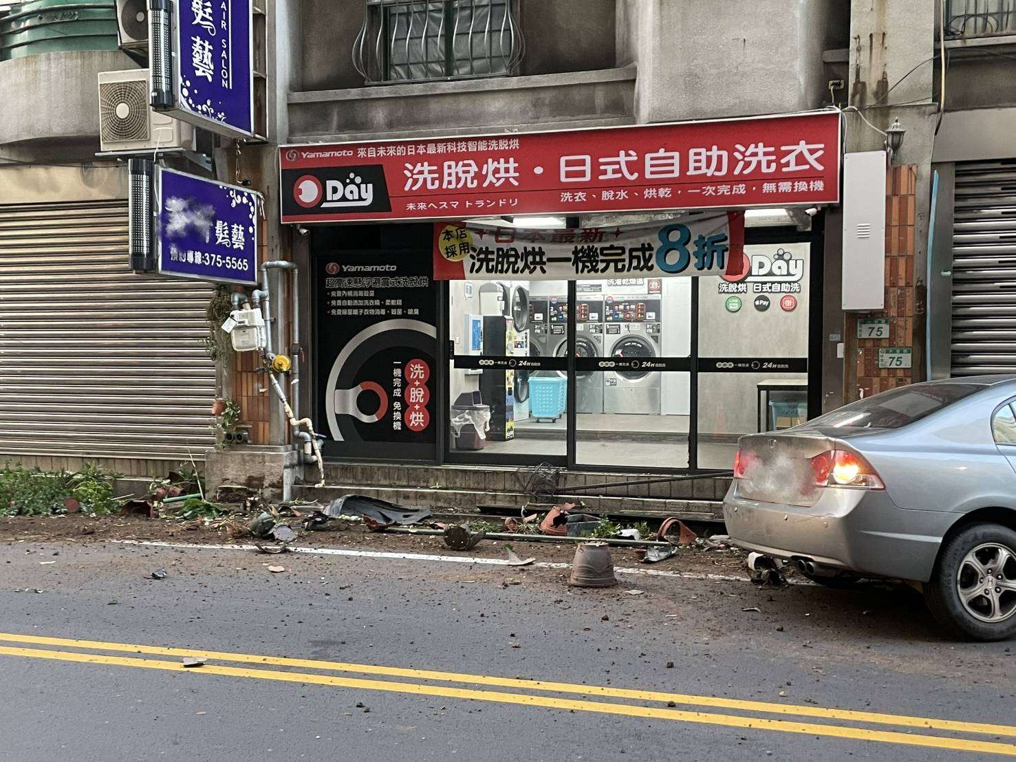 【有片】桃園大豐路自小客失速衝撞 機車與路人遭撞彈飛 2023879 0