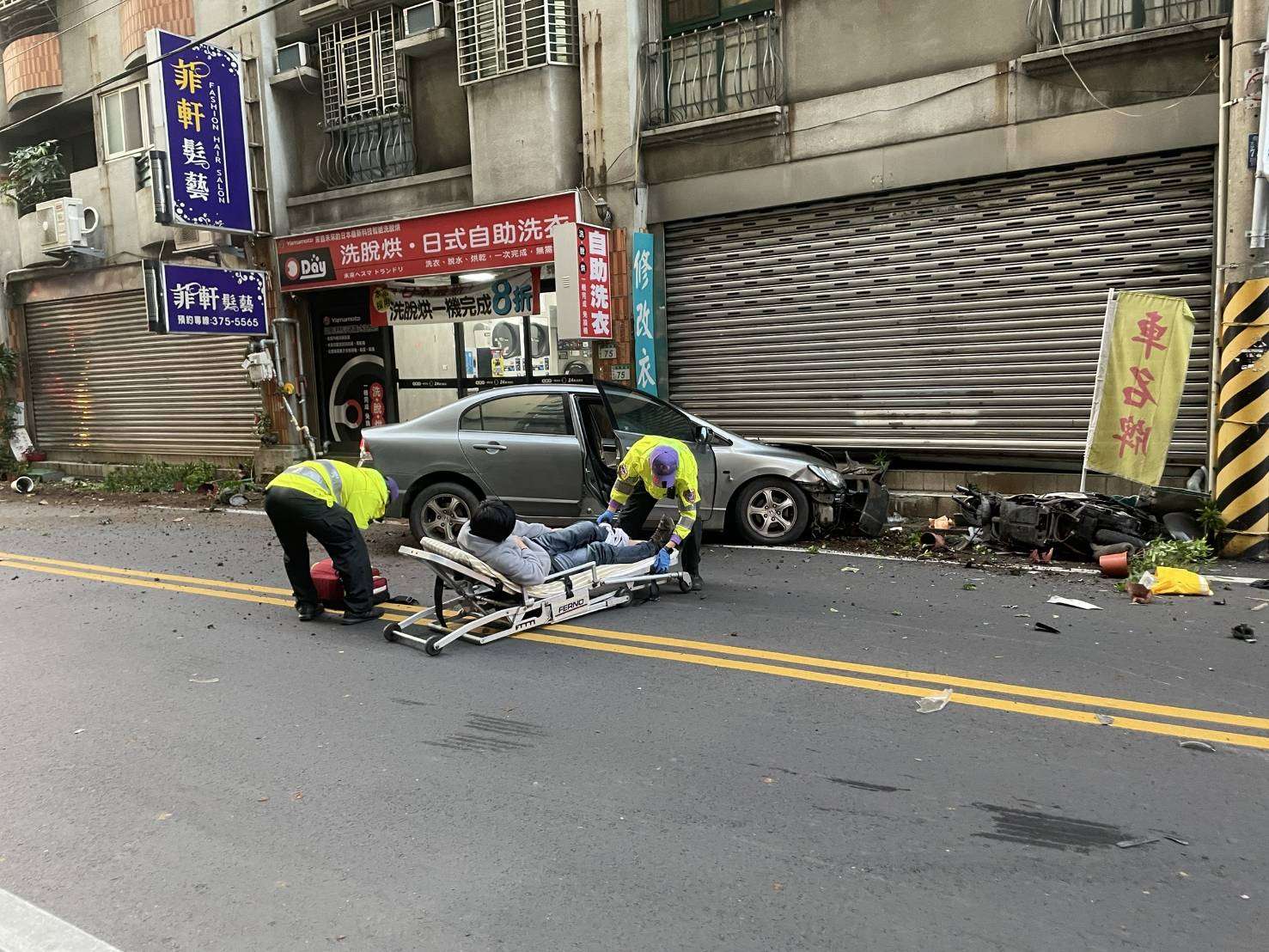 【有片】桃園大豐路自小客失速衝撞 機車與路人遭撞彈飛 2023882 0