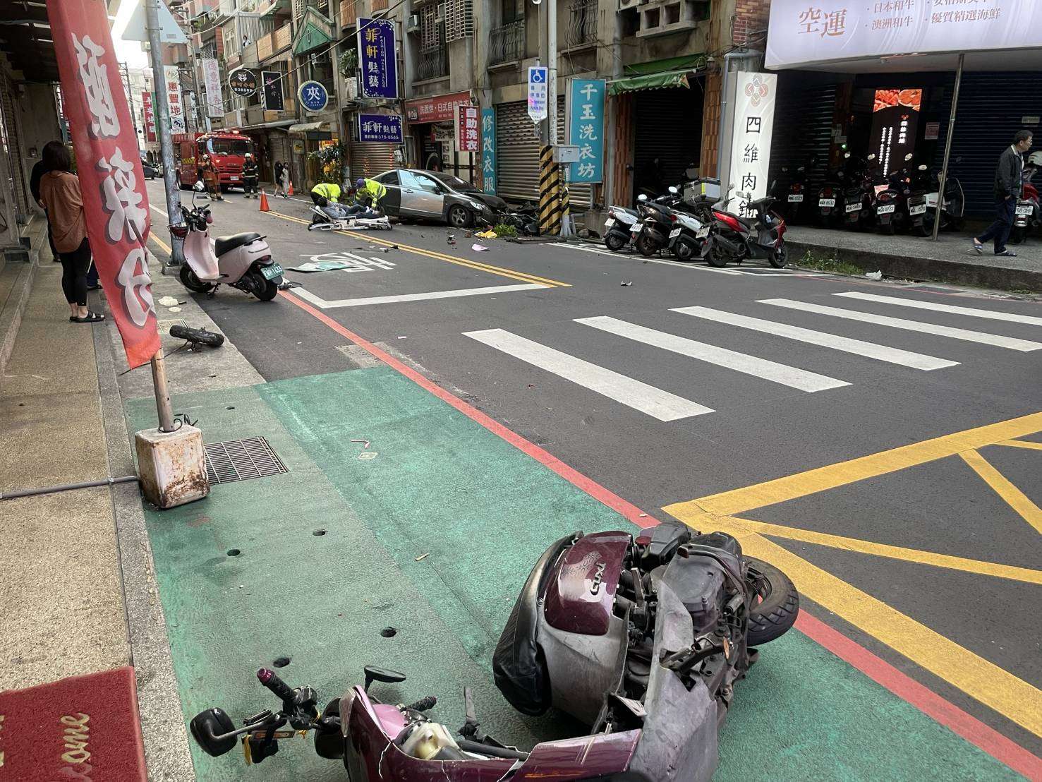 【有片】桃園大豐路自小客失速衝撞 機車與路人遭撞彈飛 2023884 0
