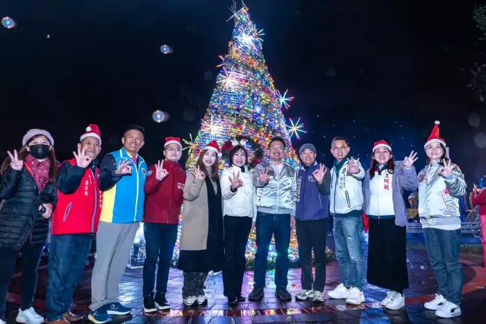 逾7000個鐵鋁罐打造環保聖誕樹 蘇俊賓:全力支持社區營造 逾7000個鐵鋁罐打造環保聖誕樹 蘇俊賓:全力支持社區營造