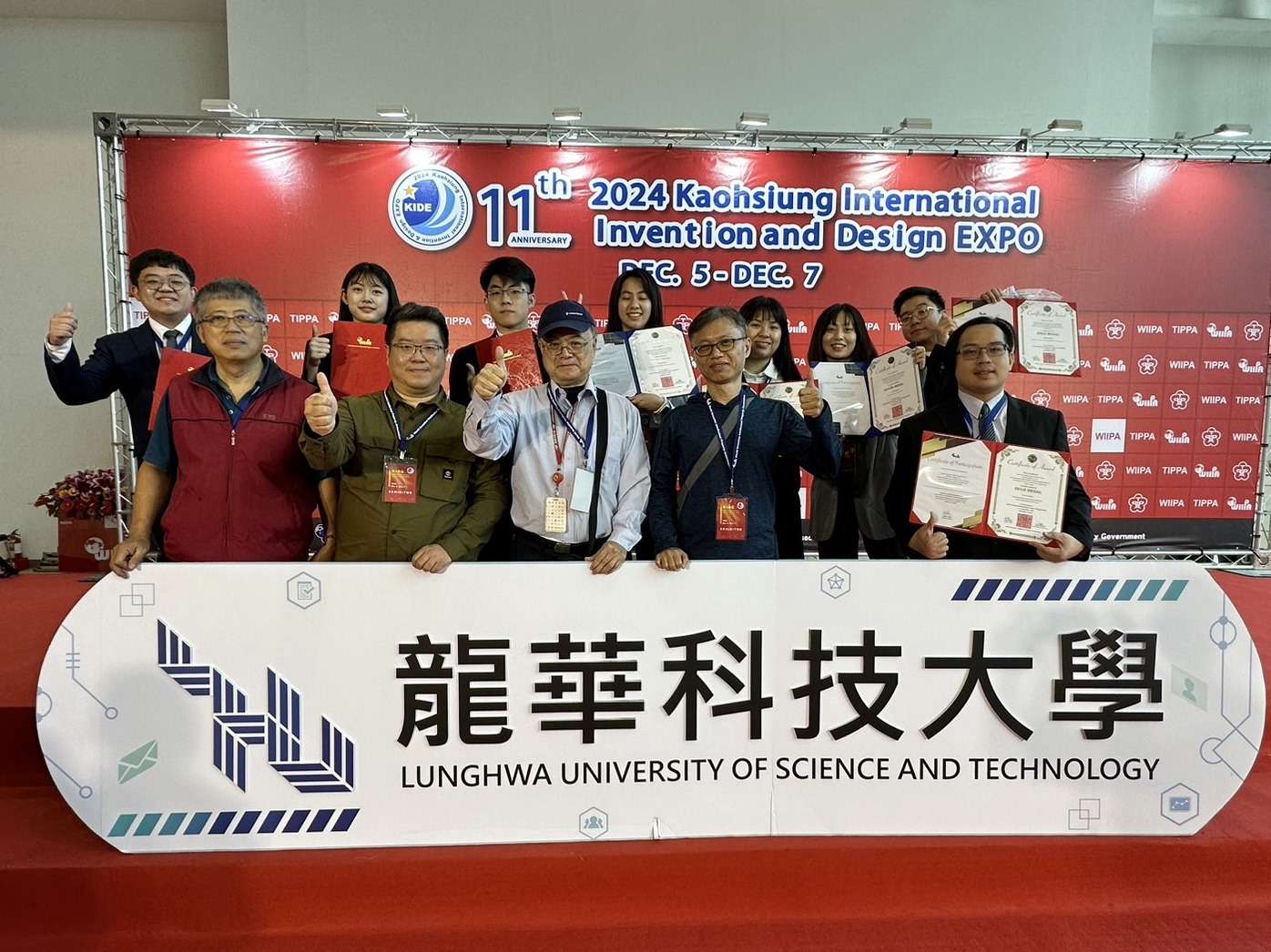 參加高雄國際發明暨設計展 龍華科大獲獎率100% 2024高雄國際發明展 龍華科大全數獲獎創新研發實力堅強 3 0