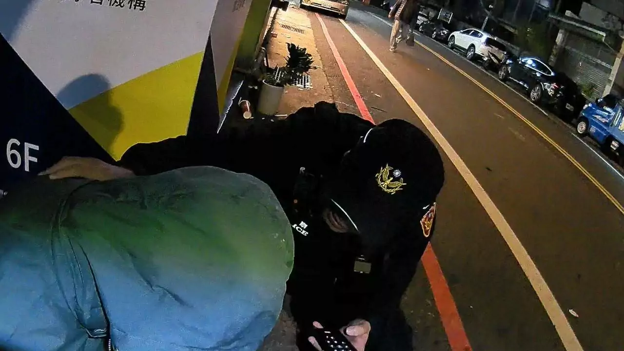 喝茫了!桃園21歲男醉倒路邊 向警察自稱是習近平 喝茫了!桃園21歲男醉倒路邊 向警察自稱是習近平
