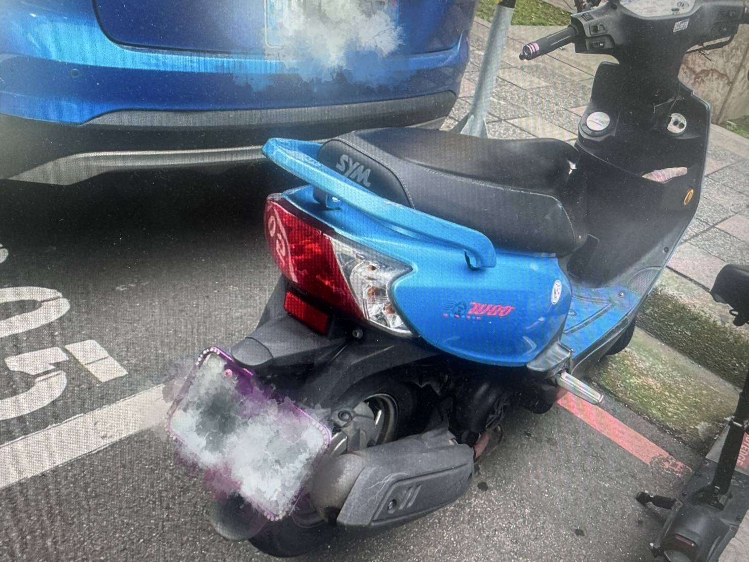 【有片】機車騎士慘遭車門擊落 網友怒:根本就是謀殺 2035076