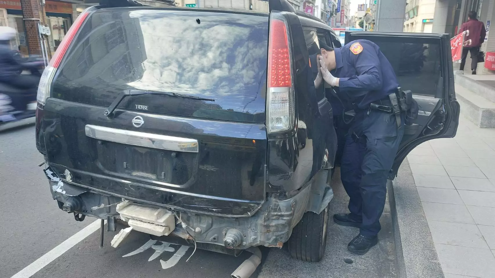遭通緝男子假意受檢闖紅燈逃逸 警民聯手成功制伏 2035591 0