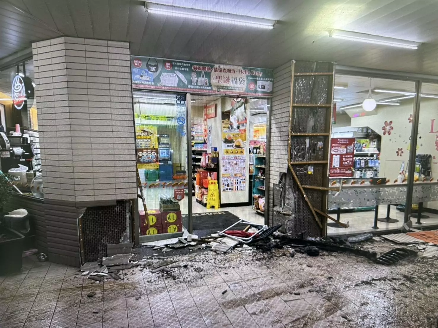 得來速?桃園離譜駕駛竟4小時連撞2超商 18車受波及 得來速?桃園離譜駕駛竟4小時連撞2超商 18車受波及