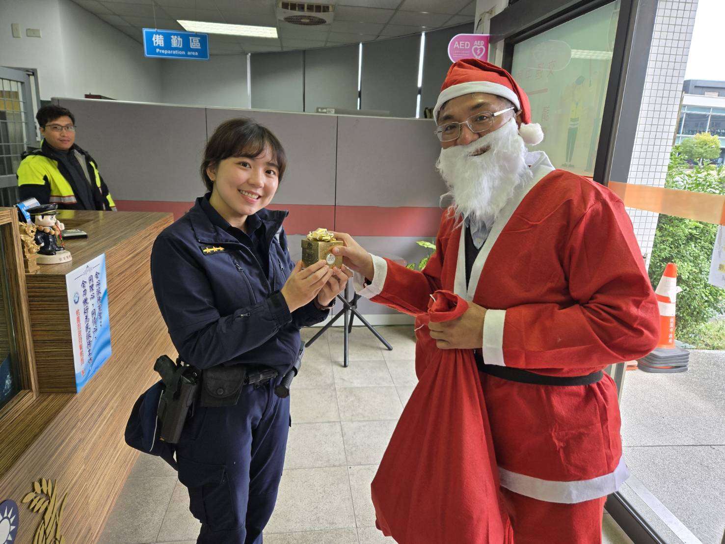 桃園警平安夜獲驚喜 分局長蔡啟仁化身聖誕老人送禮物 2037233 0