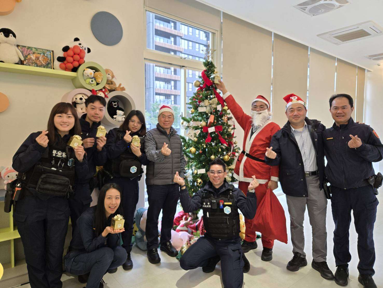 桃園警平安夜獲驚喜 分局長蔡啟仁化身聖誕老人送禮物 2037236 0