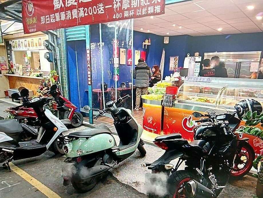 【有片】誤催油門機車「翹孤輪」撞店家 網:三人好淡定 2041856 e1735440986666
