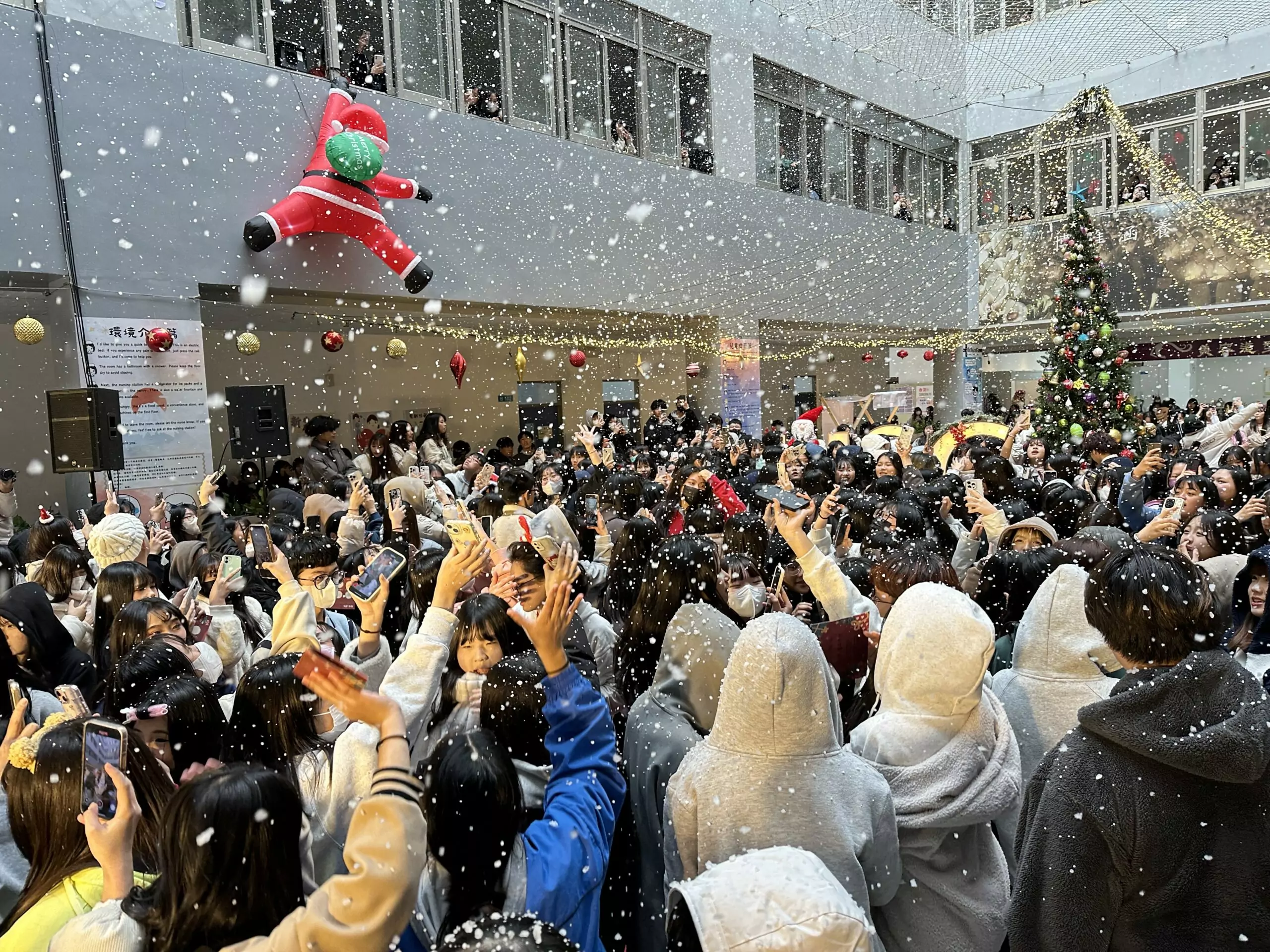 新生醫專迎接聖誕節 公益義賣市集傳遞愛心 新生醫專迎接聖誕節 公益義賣市集傳遞愛心