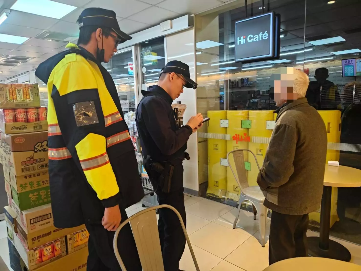 8旬翁騎車迷途好無助 龍潭警暖心伸援助解圍 8旬翁騎車迷途好無助 龍潭警暖心伸援助解圍