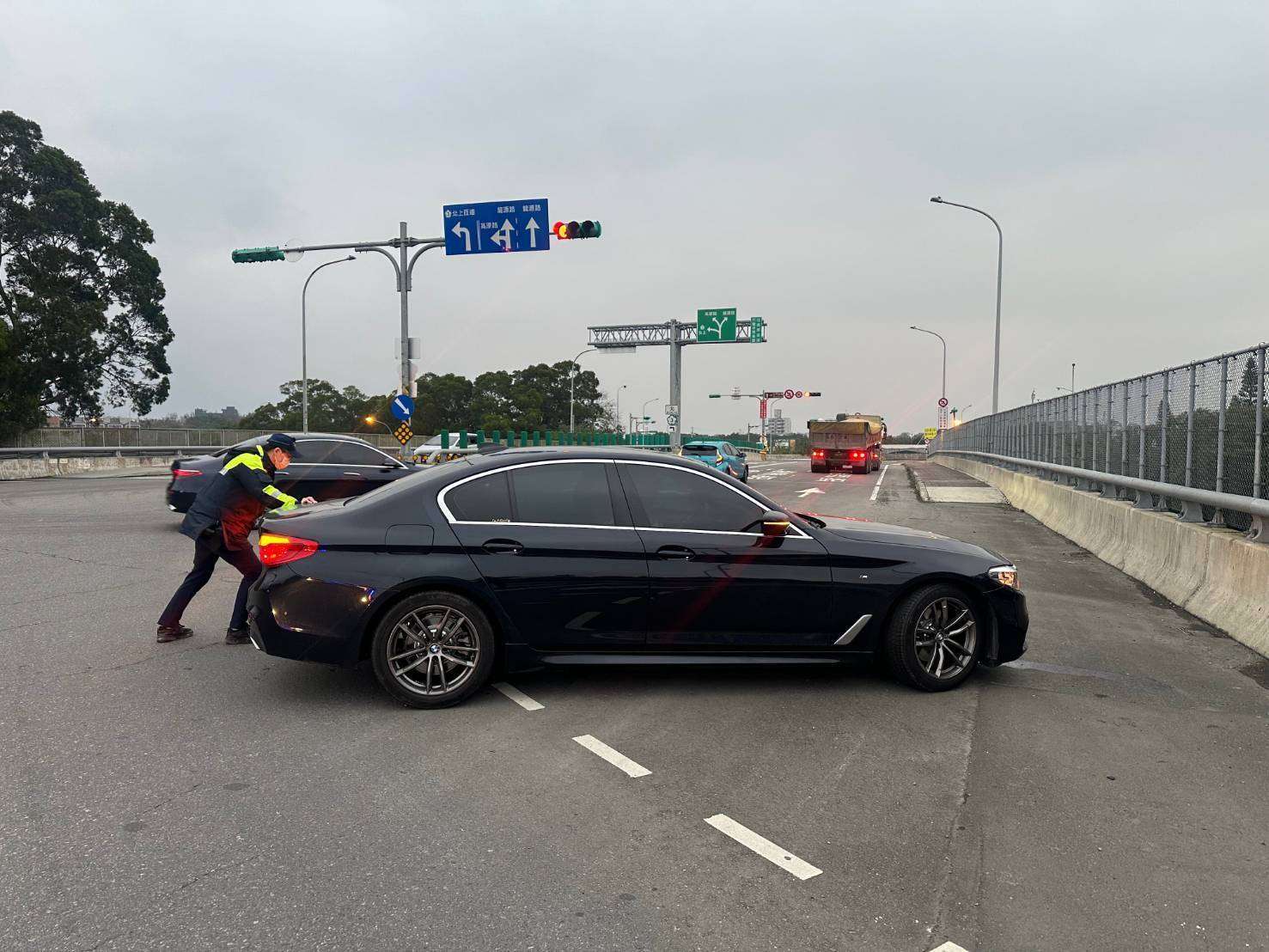 汽車拋錨動彈不得 龍潭警徒手推車解圍 2489679 0