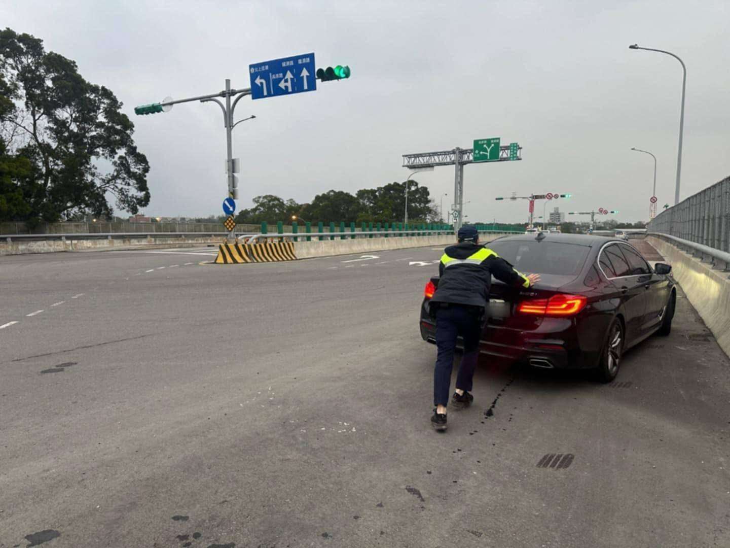 汽車拋錨動彈不得 龍潭警徒手推車解圍 2489680 0