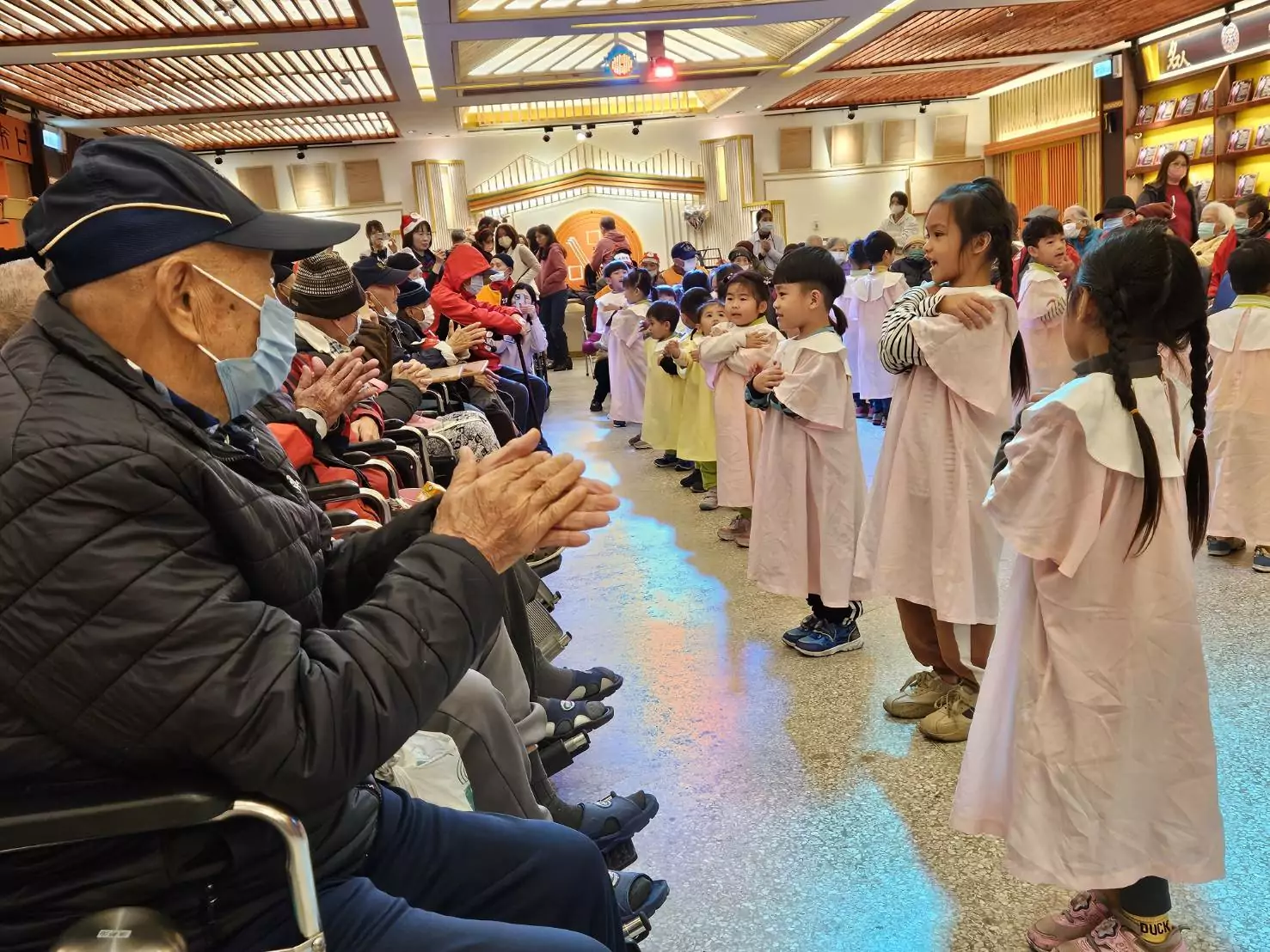 聖保祿醫院攜手德蘭幼兒園送暖報佳音 桃園榮家洋溢溫馨耶誕氣氛 聖保祿醫院攜手德蘭幼兒園送暖報佳音 桃園榮家洋溢溫馨耶誕氣氛