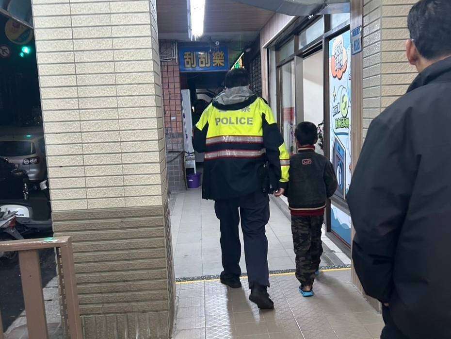 8歲童1原因深夜獨自徘徊 大園警神救援 313980 0