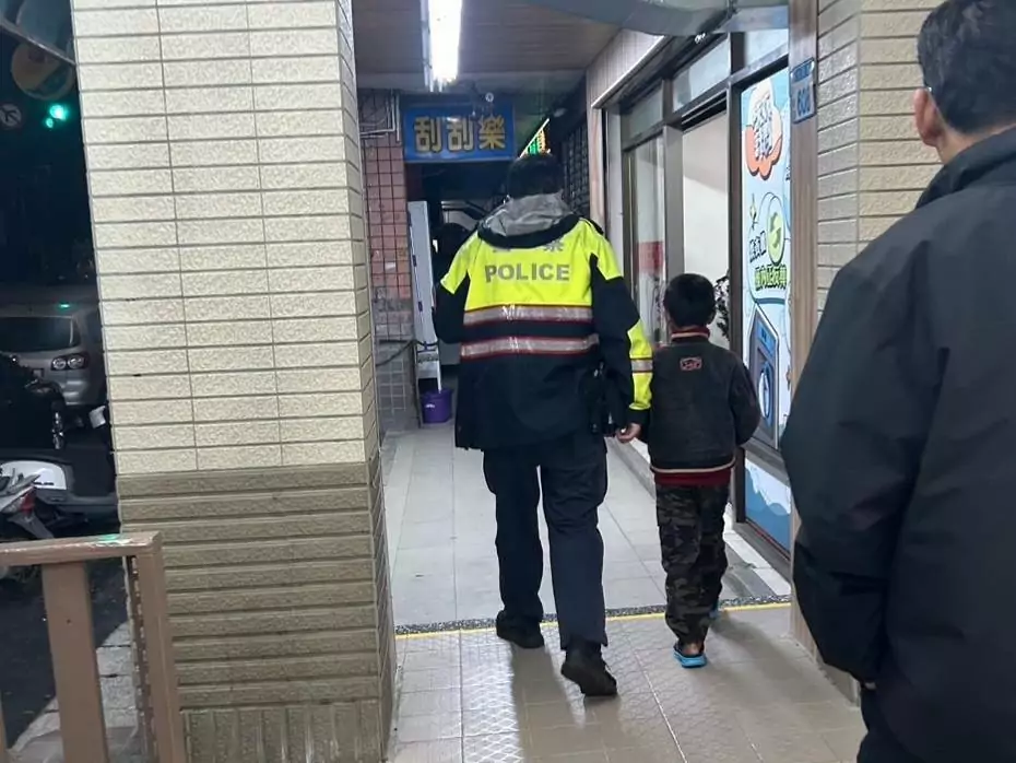 8歲童1原因深夜獨自徘徊 大園警神救援 313980 0