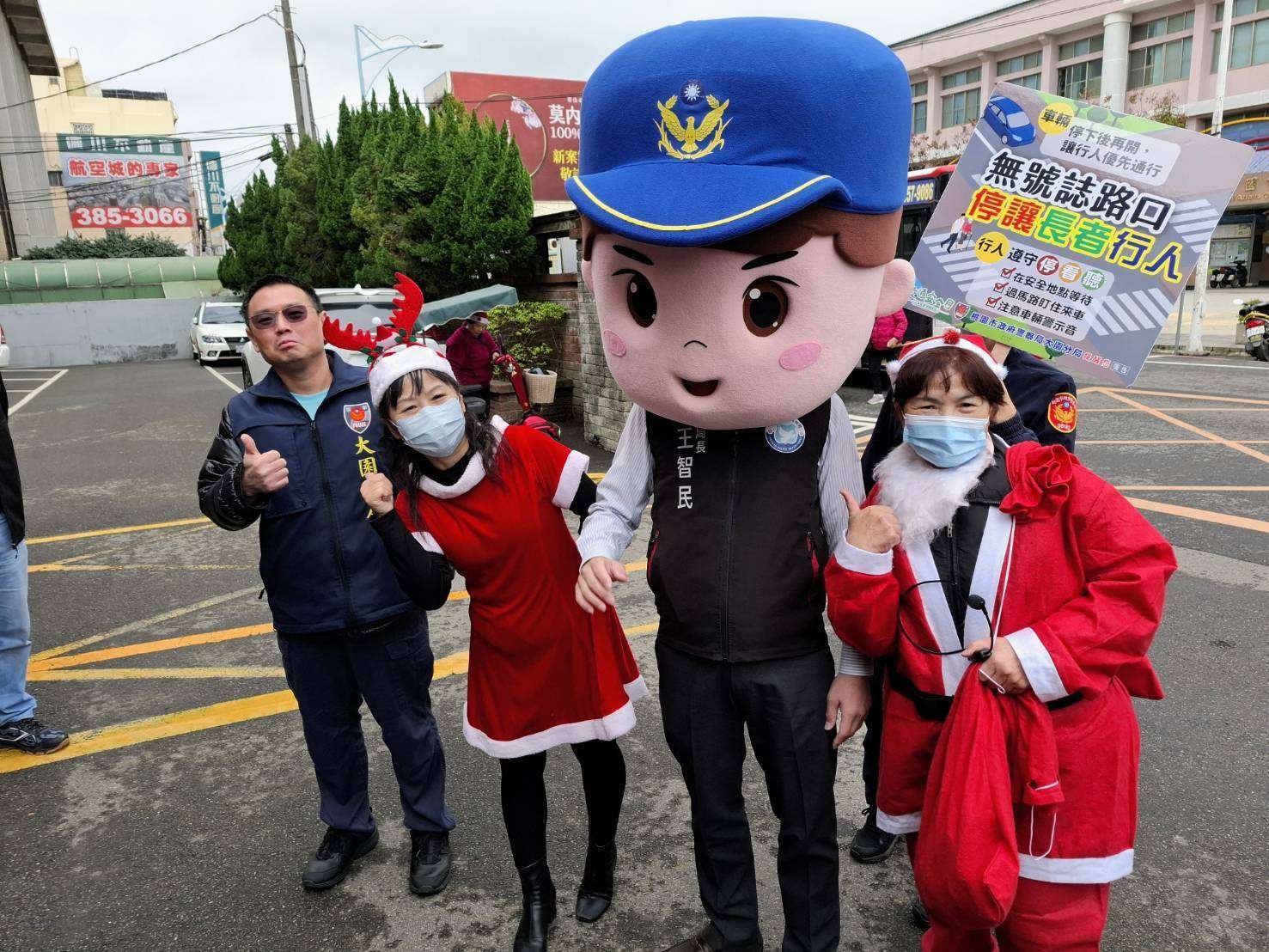 大園警熱鬧迎聖誕老人 長輩變裝開心學防詐 316570 0