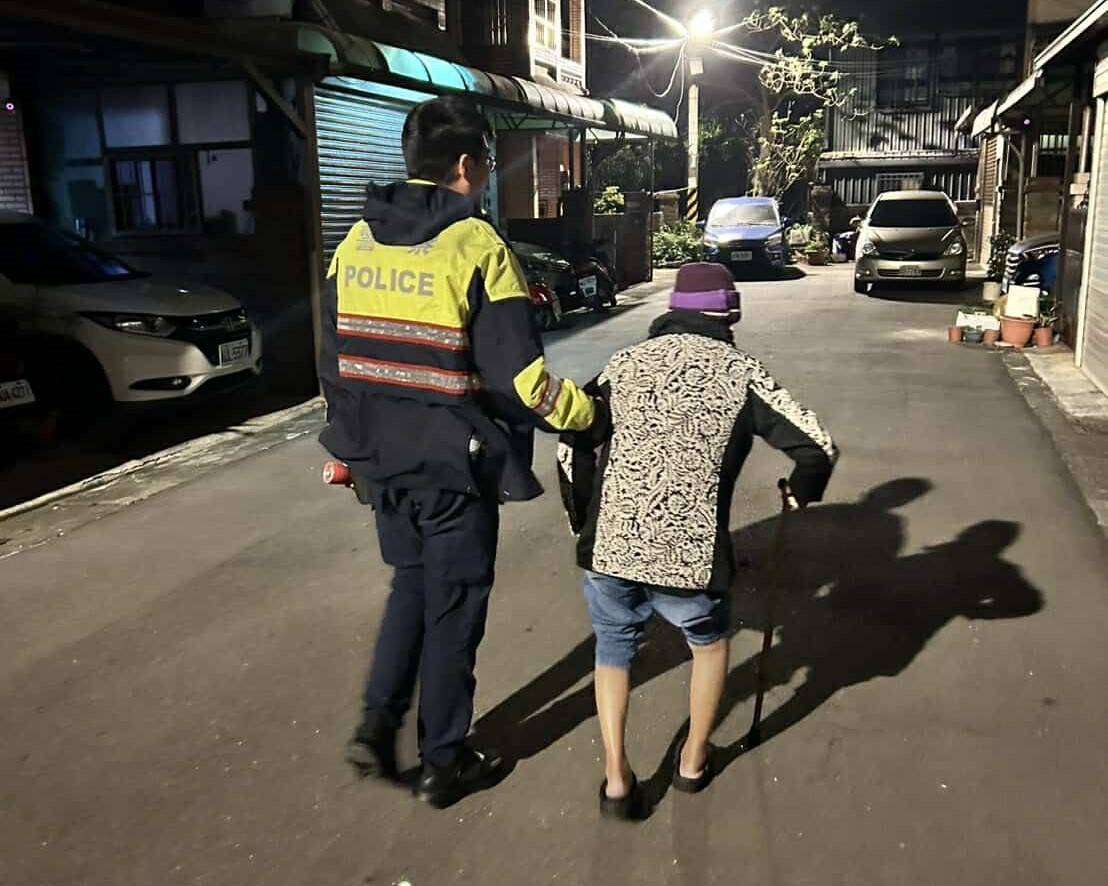 8旬老婦寒夜迷途街頭 大園暖警挨家詢問護送返家 316716 0