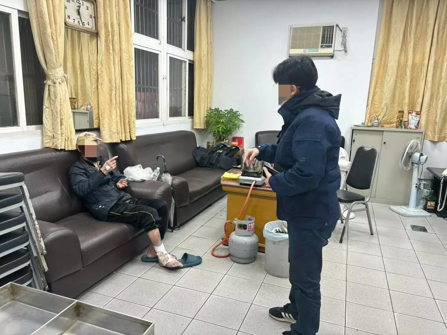 失智翁看診完迷路 大園警靠這張小卡助返家 失智翁看診完迷路 大園警靠這張小卡助返家