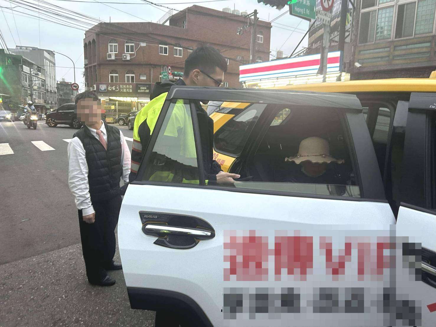 搭車報錯路遭趕下車 大園警暖心送高齡婦返家 318546 0
