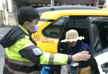 搭車報錯路遭趕下車 大園警暖心送高齡婦返家 搭車報錯路遭趕下車 大園警暖心送高齡婦返家