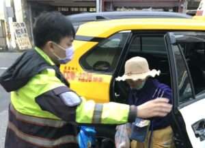 搭車報錯路遭趕下車 大園警暖心送高齡婦返家