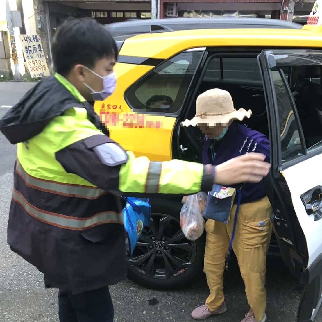 搭車報錯路遭趕下車 大園警暖心送高齡婦返家 318547 0