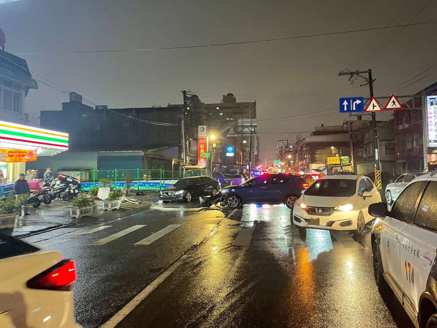 中壢女駕駛突加速左轉釀禍 5車遭波及現場慘況曝 345