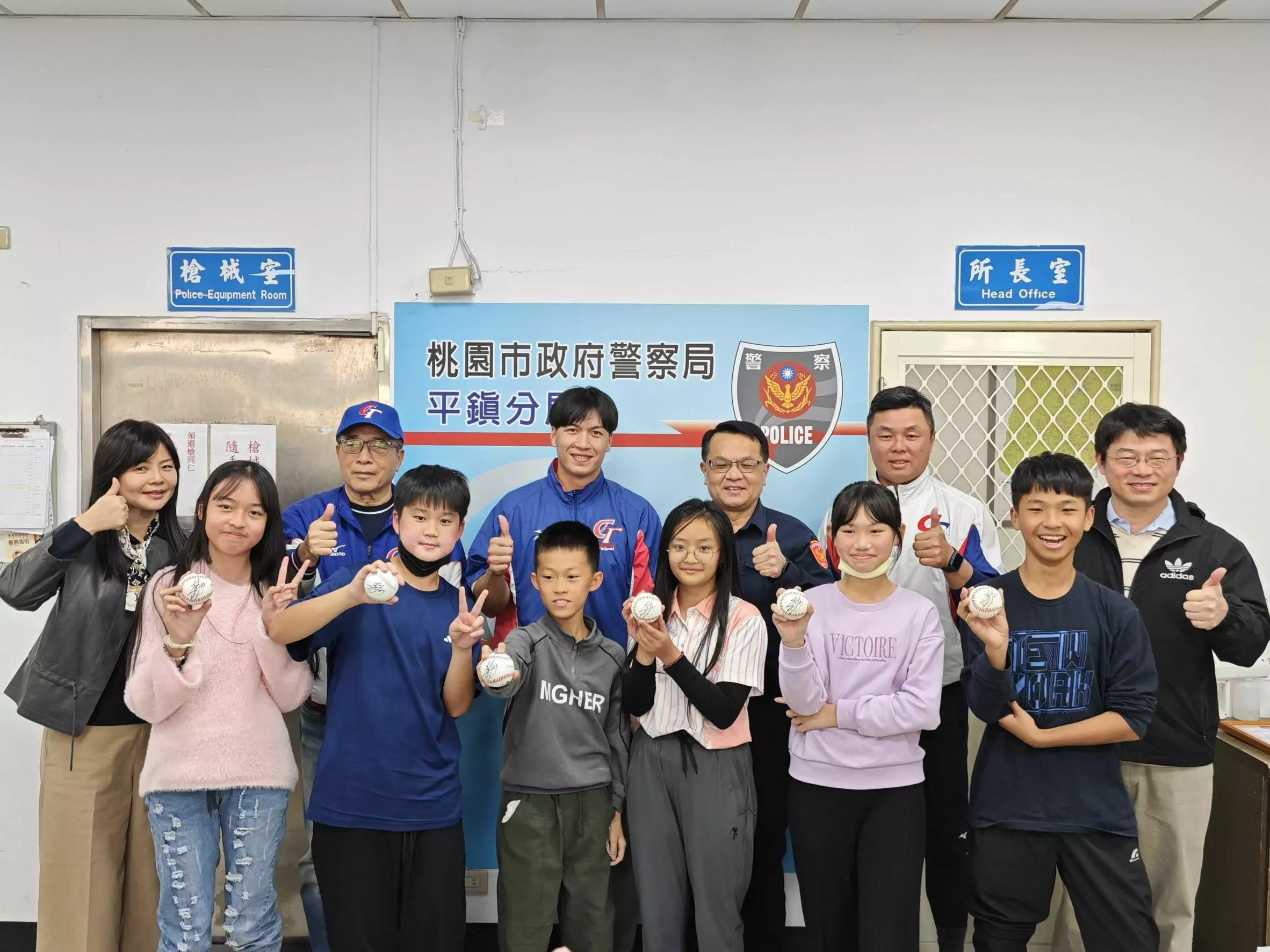 平警向學童宣導反詐 12強英雄林立來響應 平警向學童宣導反詐 12強英雄林立來響應