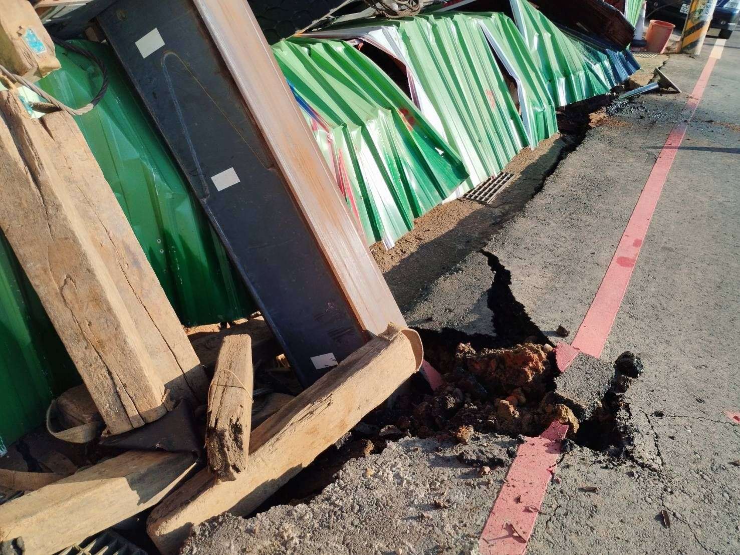 平鎮工地路面塌陷釀意外 吊車「倒栽蔥」掉深坑 457822