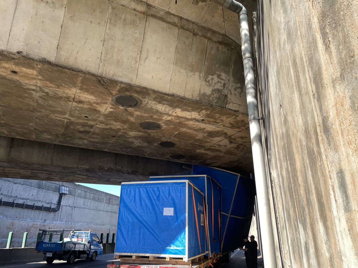 【有片】疑未注意貨物高度 聯結車慘卡橋墩 458542 0