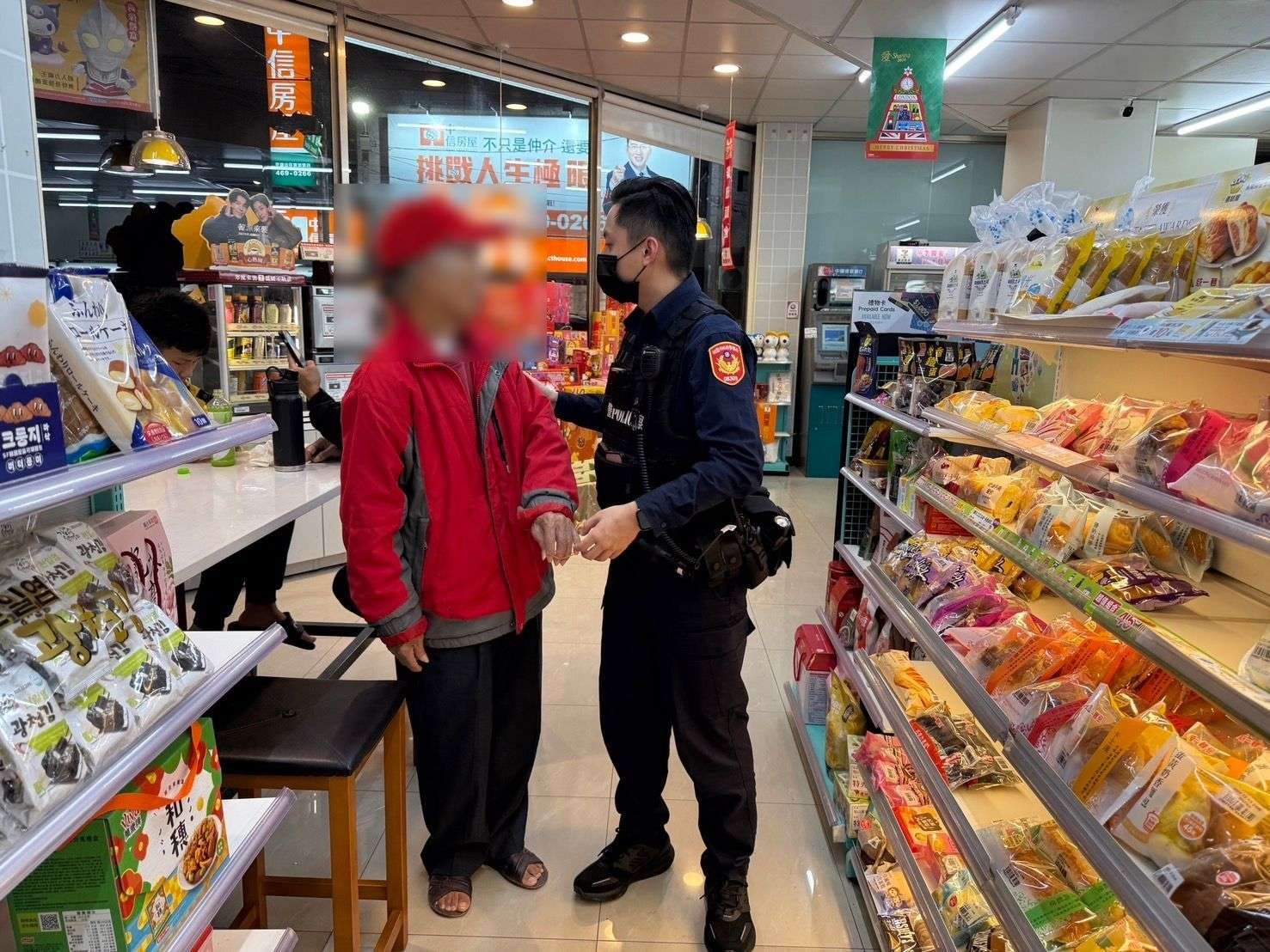 7旬翁疑失智忘記回家的路 平警及時伸援 461554 0